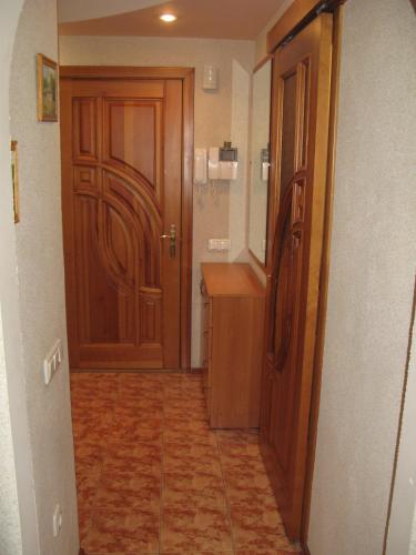 pasillo con 2 puertas de madera y lavamanos en Irina HOME, en Kiev