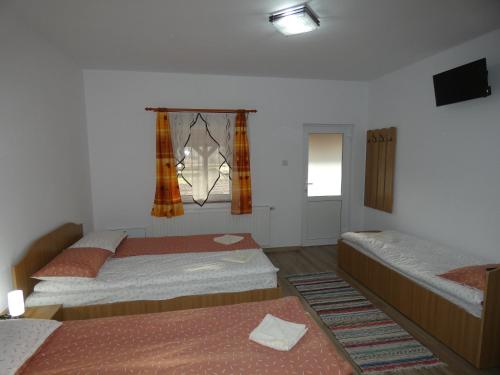 מיטה או מיטות בחדר ב-Kacsó Apartma