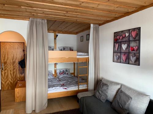 Poschodová posteľ alebo postele v izbe v ubytovaní Alpendomizil A18