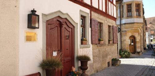 a red door on the side of a building at Fränkische Landherberge, Hotel Garni in Seßlach