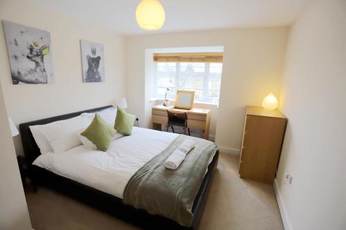 Tempat tidur dalam kamar di EasyTravel Luxury NEC/Airport 3 beds House