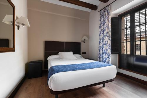 a bedroom with a large bed and a window at Eurostars Los Agustinos in Haro