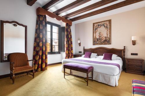 Un pat sau paturi într-o cameră la Eurostars Los Agustinos