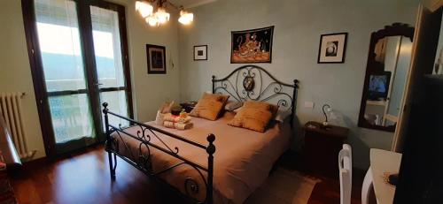 ヴァレッジョ・スル・ミンチョにあるLa casa di Silvanaのベッドルーム1室(オレンジ色の枕が付いたベッド1台付)