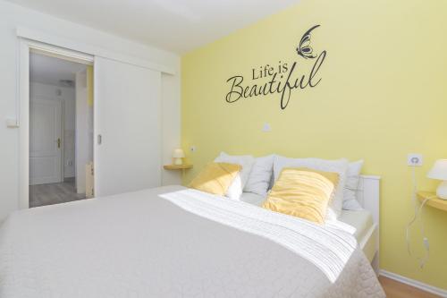 Ένα ή περισσότερα κρεβάτια σε δωμάτιο στο Apartments Green Paradise