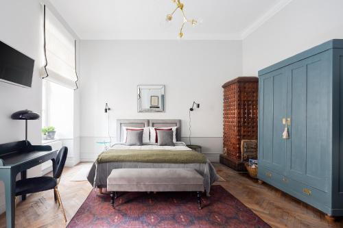 Un dormitorio con una cama, un escritorio y un piano. en Jana 3 Apartments, en Cracovia