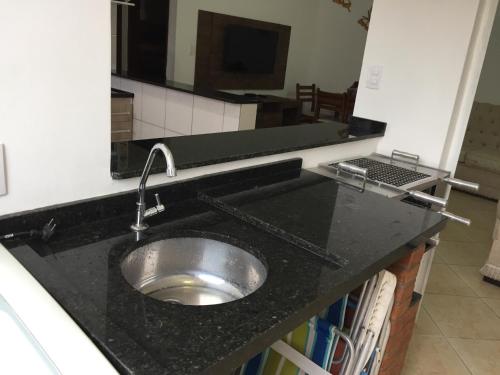 Η κουζίνα ή μικρή κουζίνα στο Apartamento em Bertioga sp