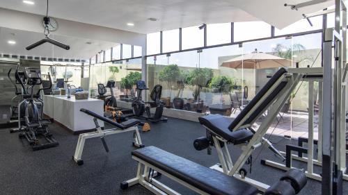 The fitness centre and/or fitness facilities at Holiday Inn Mexico Dali Airport, an IHG Hotel