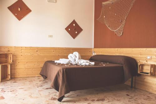 a spa room with a bed with towels on it at B&B Nettuno in Messina