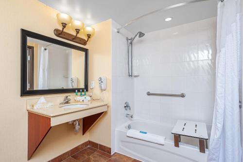 A bathroom at Holiday Inn Express Hotel & Suites Clarington - Bowmanville, an IHG Hotel