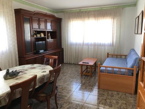 1 dormitorio con mesa, 1 cama y comedor en Casa Felix en Sant Jaume d'Enveja