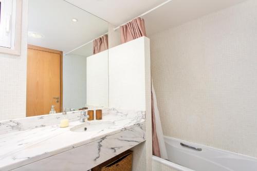 un baño con lavabo y espejo en Dom Manuel, en Lagos