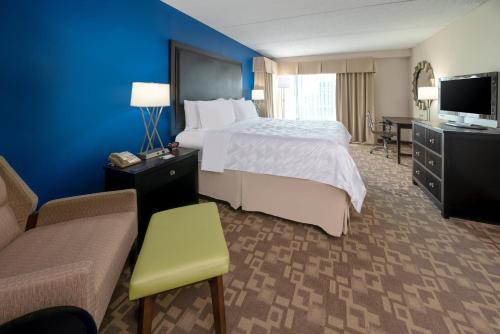 Un pat sau paturi într-o cameră la Holiday Inn Manassas - Battlefield, an IHG Hotel