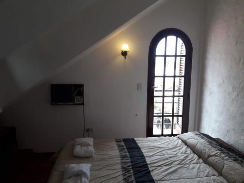 a bedroom with a large bed and a window at Posada Villa club, Apart 3 cerca del aeropuerto el Palomar in Hurlingham