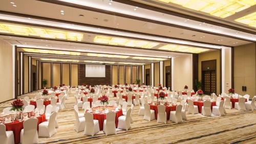 a large banquet hall with tables and white chairs at Holiday Inn Nanjing Qinhuai South by IHG in Jiangning