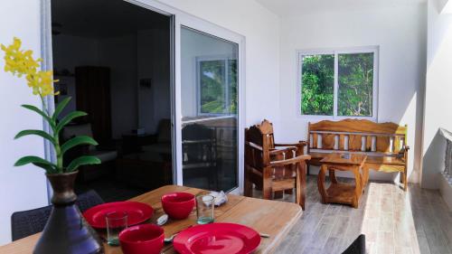 a room with a table with red plates on it at Tablas Seaview Homestay in Ferrol