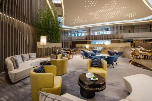 A seating area at Holiday Inn - Nanjing South Station, an IHG Hotel