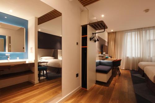Televisyen dan/atau pusat hiburan di Holiday Inn Express Hefei Shushan by IHG