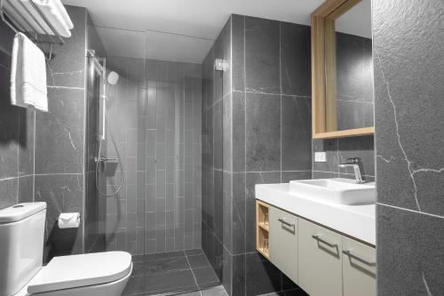 雪梨的住宿－曼特拉肯特酒店，一间带卫生间和水槽的浴室