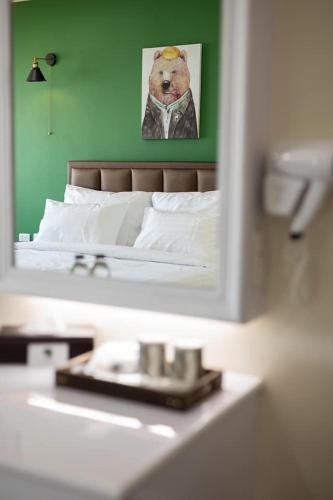 a reflection of a bed in a mirror at โรงแรมต้นเงิน in Khon Kaen