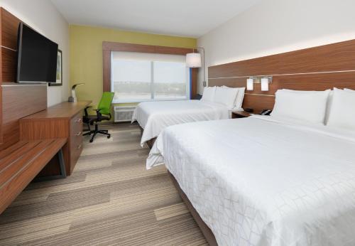 Tempat tidur dalam kamar di Holiday Inn Express & Suites - Dallas NW HWY - Love Field, an IHG Hotel