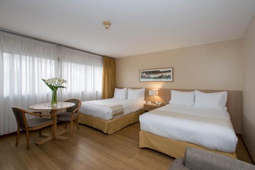 Ένα ή περισσότερα κρεβάτια σε δωμάτιο στο Holiday Inn Montevideo by IHG