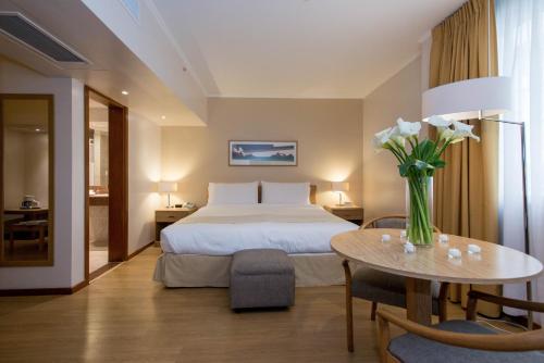 Ένα ή περισσότερα κρεβάτια σε δωμάτιο στο Holiday Inn Montevideo by IHG
