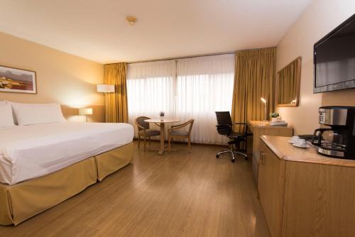 Ένα ή περισσότερα κρεβάτια σε δωμάτιο στο Holiday Inn Montevideo by IHG