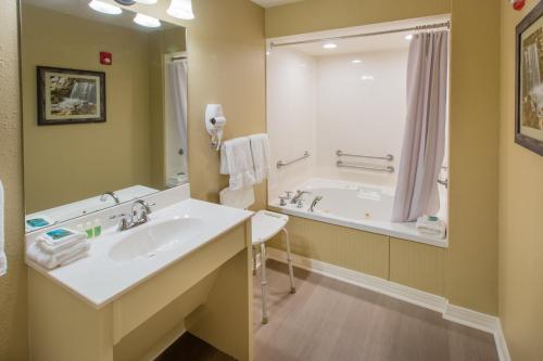 y baño con lavabo y bañera. en Holiday Inn Club Vacations Timber Creek Resort at De Soto, en Papin