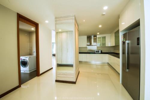 Il comprend une cuisine équipée d'un réfrigérateur et d'un lave-linge/sèche-linge. dans l'établissement Movenpick Residences Pattaya with Ocean View, à Na Jomtien