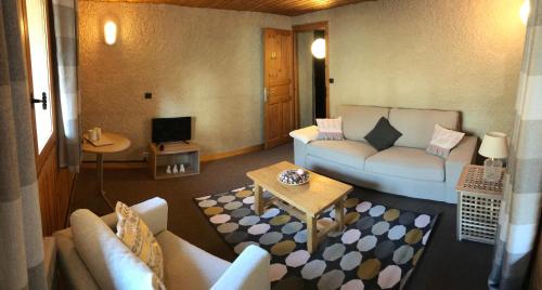 een woonkamer met een bank en een tafel bij Chalet Le Cordava in Tignes