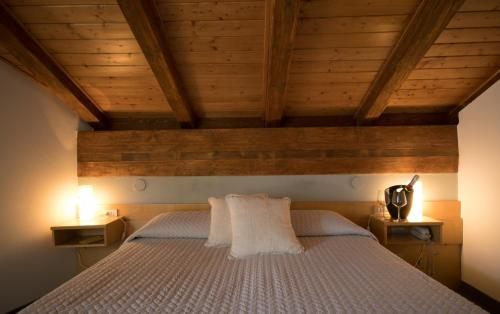 Un pat sau paturi într-o cameră la Hotel Crimea