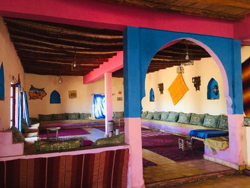 a living room with a couch in a house at Riad Hotel Les Flamants in Merzouga