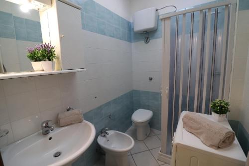 een badkamer met een wastafel, een toilet en een douche bij Casa vacanze clio centro Otranto, Salento 6 posti in Otranto