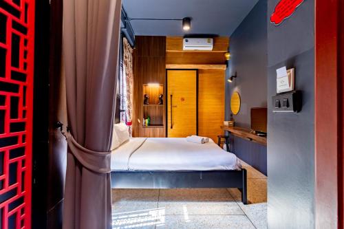 a bedroom with a bed in a room at CLOUD on Saladaeng Silom Hostel Bangkok in Bangkok