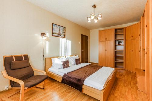 モスクワにあるInnDays on Polotskayaのベッドルーム1室(ベッド1台、椅子付)