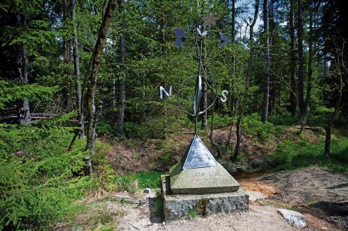 a sign in the middle of a forest at Hotel Haus Bauer in Bad Berneck im Fichtelgebirge