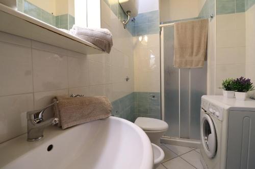 ein Badezimmer mit Badewanne, Toilette und Waschbecken in der Unterkunft Casa vacanze arianna Otranto centro, Salento 6 posti in Otranto