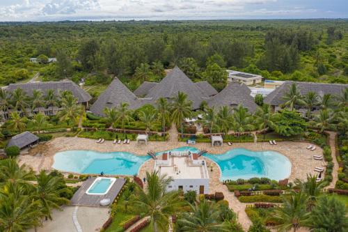 Een luchtfoto van Fruit & Spice Wellness Resort Zanzibar