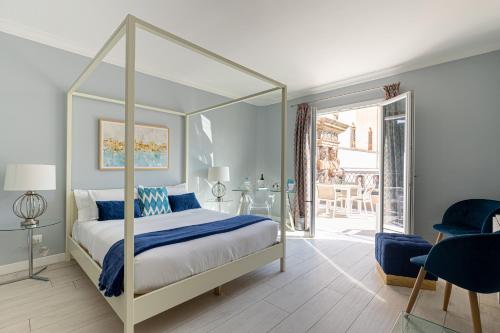 een slaapkamer met een hemelbed en een patio bij I Mori di Porta Nuova Suite & Terrace in Palermo