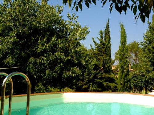 ユゼスにあるVilla Romaine & Spa à Uzèsの木々が茂るスイミングプール