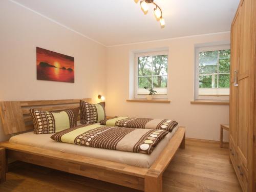 ein Schlafzimmer mit einem Bett mit zwei Kissen darauf in der Unterkunft Ferienwohnung Schütte-Mühle in Schmallenberg