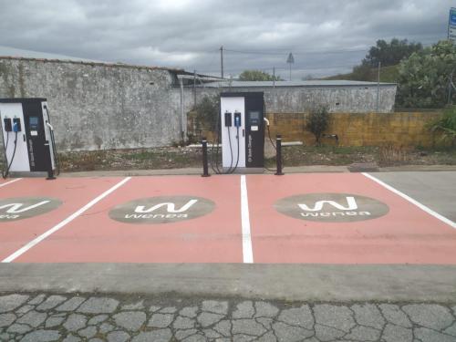 una cancha de baloncesto con dos máquinas. en Hostal Asturias, en Jarilla
