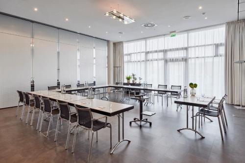 a large conference room with tables and chairs at INNSiDE by Meliá Bremen in Bremen