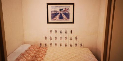 Habitación con cama y una foto en la pared. en Résidence Cap Azur Appartement 215 en Villeneuve-Loubet