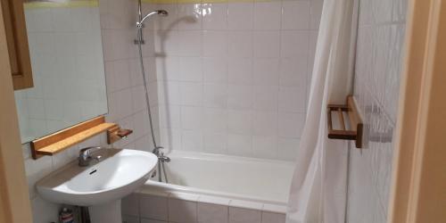 ヴィルヌーヴ・ルベにあるRésidence Cap Azur Appartement 215のバスルーム(シンク、バスタブ、トイレ付)