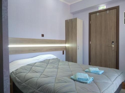 Llit o llits en una habitació de Villa Agnanti Apts and Suites