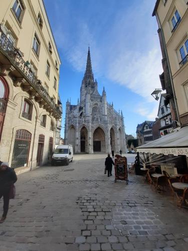 Photo de la galerie de l'établissement F2 de charme au cœur de Rouen, vu unique sur la cathédrale, à Rouen