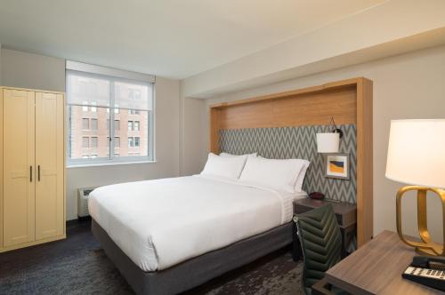 Ένα ή περισσότερα κρεβάτια σε δωμάτιο στο Holiday Inn Wall Street, an IHG Hotel