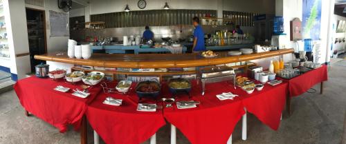 einen Tisch mit einem roten Tischtuch mit Futter drauf in der Unterkunft Club Hari Dive Resort in Moalboal